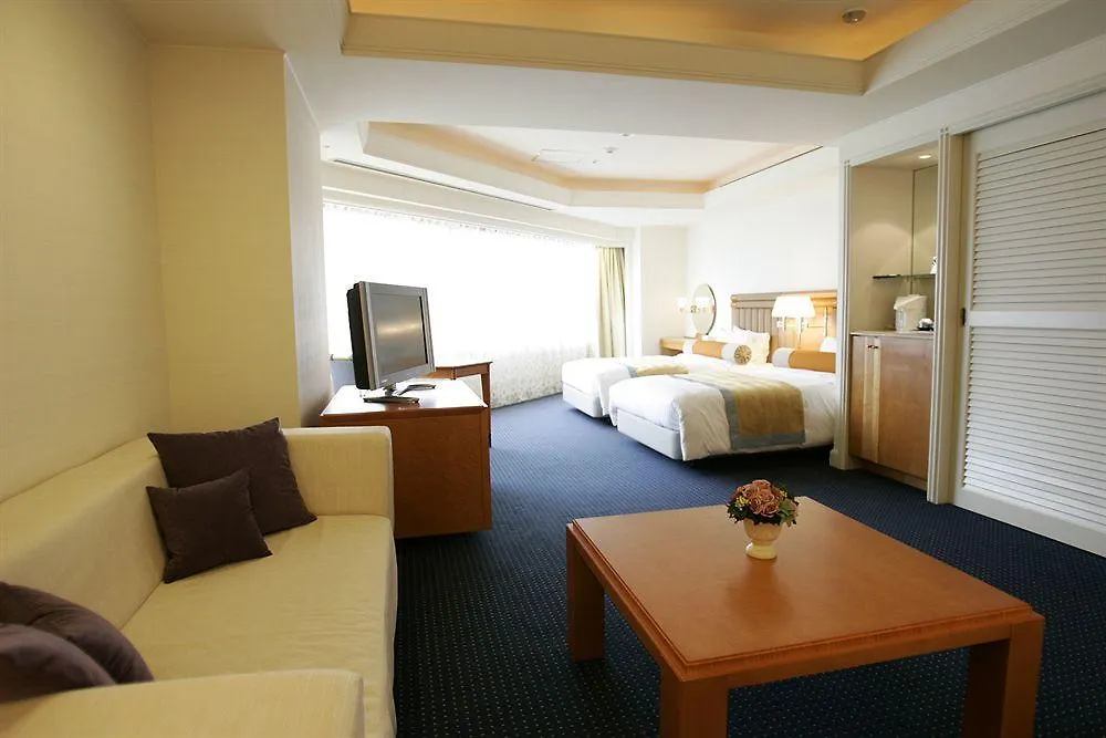 Hotel Ana Holiday Inn Tokyo Bay By Ihg